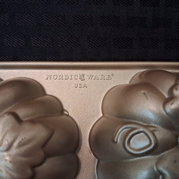 Nordic Ware Pumpkin Patch Pan 12 Muffins Mini Cakes Cupcakes HALLOWEEN FALL USA - Picture 3 of 12